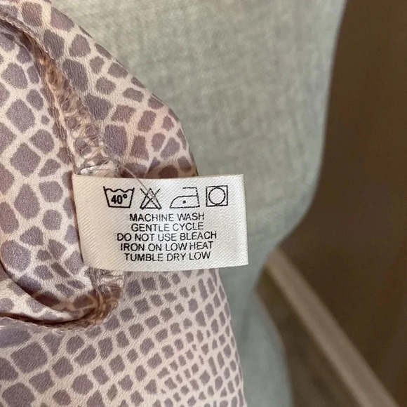 VIOLET & CLAIRE Printed Blouse Gold Detail, Size M - Picture 6 of 7